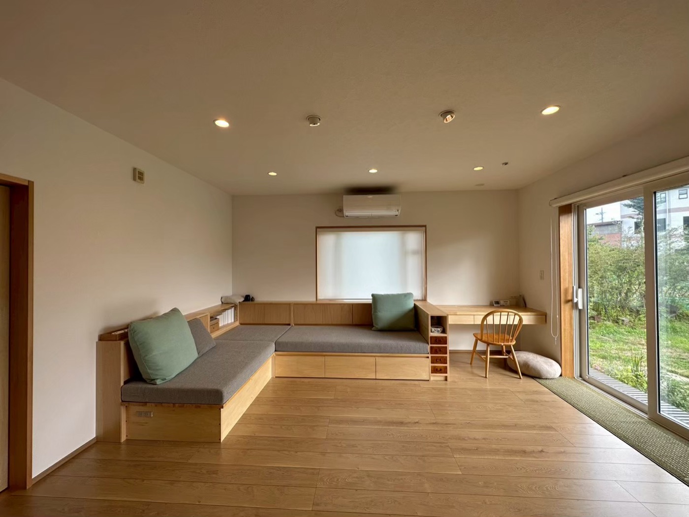 施工後 L字ソファと造作デスクのリビング全景