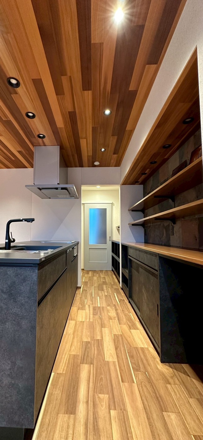 ギャレーキッチン内部、木板天井と造作収納